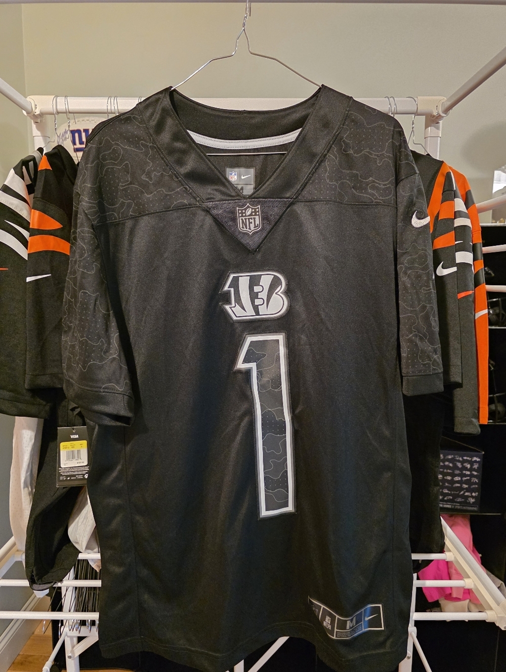 Nike Men's Ja'Marr Chase Black Cincinnati Bengals RFLCTV Limited Jersey.
